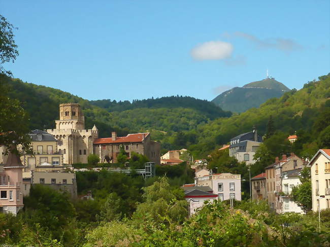 Royat et son église fortifiée et le Puy-de-Dôme en toile de fond - Royat (63130) - Puy-de-Dôme