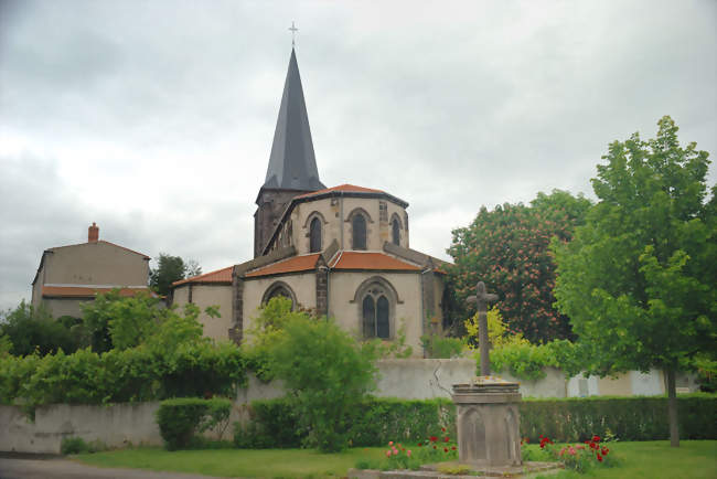 Église et croix à Saint-Beauzire - Saint-Beauzire (63360) - Puy-de-Dôme