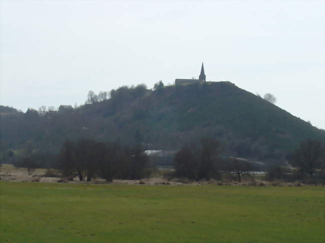 Village de Saint-Pierre le Chastel sur une butte - Saint-Pierre-le-Chastel (63230) - Puy-de-Dôme