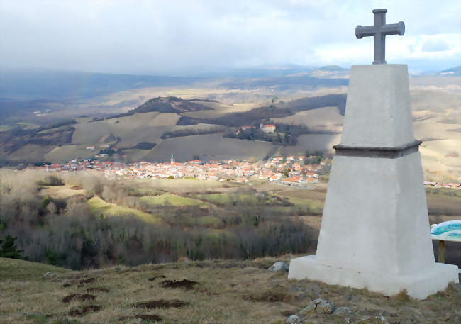 Vue du village depuis le Puy de Saint-Sandoux - Saint-Sandoux (63450) - Puy-de-Dôme