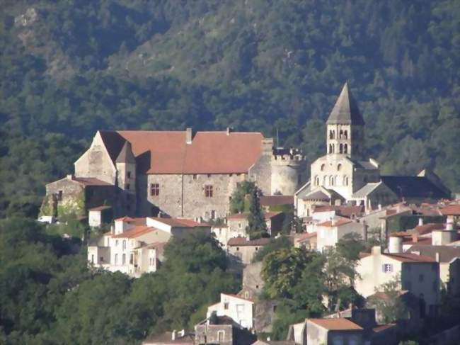 Église, château et village de Saint-Saturnin - Saint-Saturnin (63450) - Puy-de-Dôme
