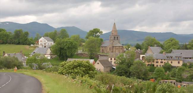 Vue sur le village et l'église - Saint-Victor-la-Rivière (63790) - Puy-de-Dôme