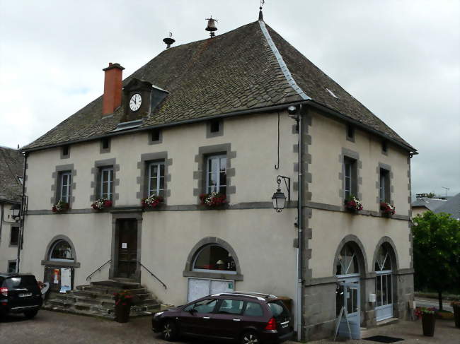 Le bâtiment de la mairie, à Tauves - Tauves (63690) - Puy-de-Dôme