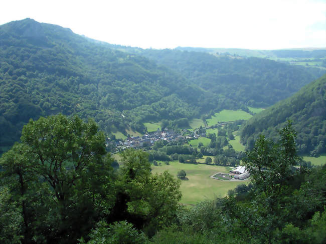 Le village de Valbeleix au sein de la vallée qui porte le même nom - Valbeleix (63610) - Puy-de-Dôme