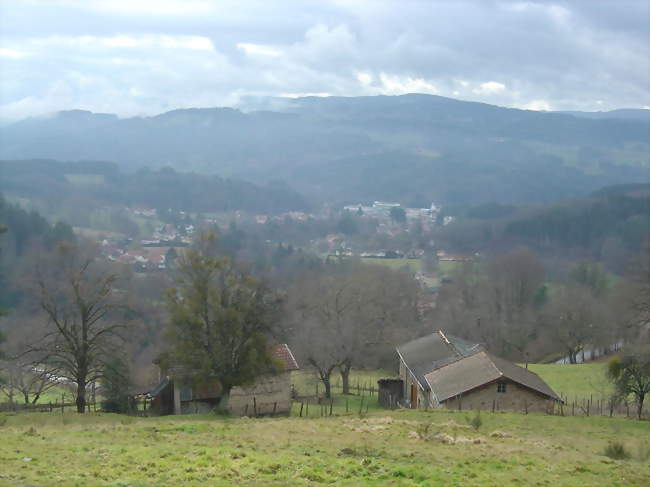 Vue générale de Vertolaye depuis la route menant à Saint-Pierre-la-Bourlhonne et au col du Béal - Vertolaye (63480) - Puy-de-Dôme