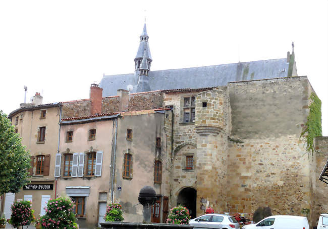 Entrée du château comtal sur la place du Vieux-Marchéet toit de la Sainte-Chapelle - Vic-le-Comte (63270) - Puy-de-Dôme