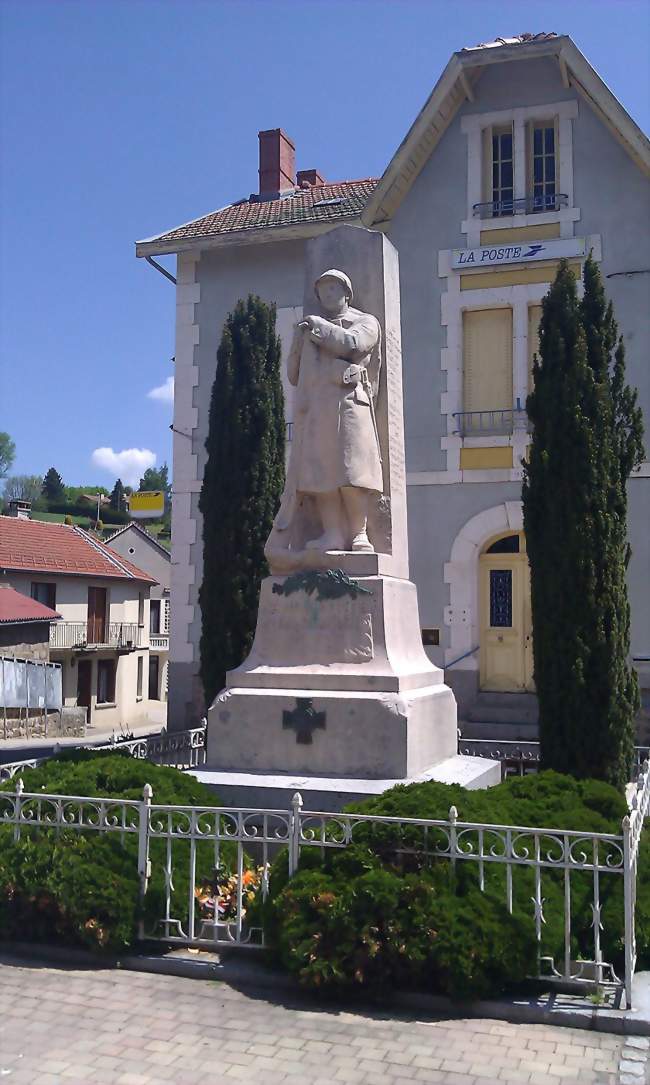 Le monument aux morts, devant le bureau de poste - Viverols (63840) - Puy-de-Dôme