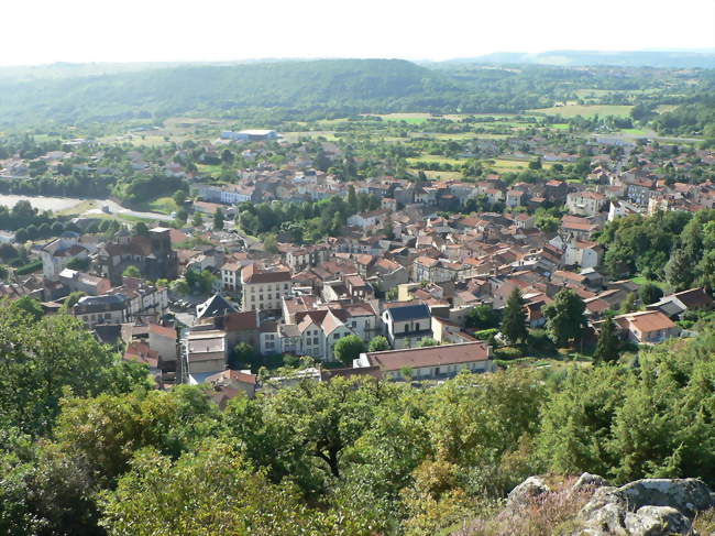 Le village de Volvic vu depuis Notre-Dame de la Garde - Volvic (63530) - Puy-de-Dôme