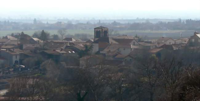 Le bourg d'Yssac-la-Tourette vu du nord-ouest depuis la côte Manse (sur la commune limitrophe de Prompsat) - Yssac-la-Tourette (63200) - Puy-de-Dôme