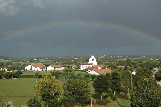 Arc en ciel au-dessus du village - Ahetze (64210) - Pyrénées-Atlantiques