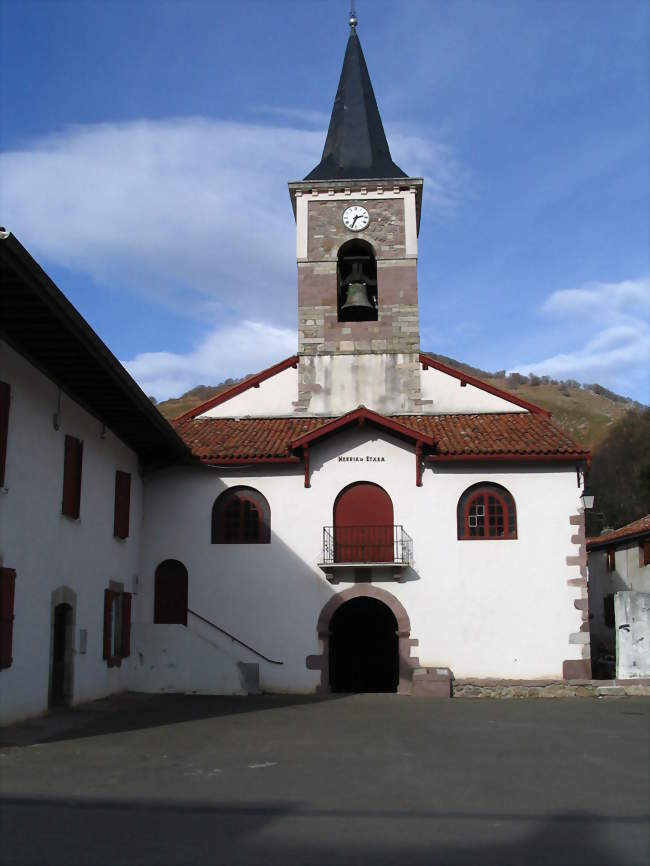 L'église d'Aldudes Le préau-porche typique donne accès à l'église et au cimetière - Aldudes (64430) - Pyrénées-Atlantiques