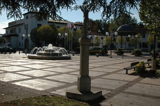 La mairie et la fontaine d'Anglet - Anglet (64600) - Pyrénées-Atlantiques