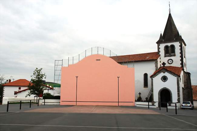 Le fronton adossé à l'église Saint-Pierre - Armendarits (64640) - Pyrénées-Atlantiques