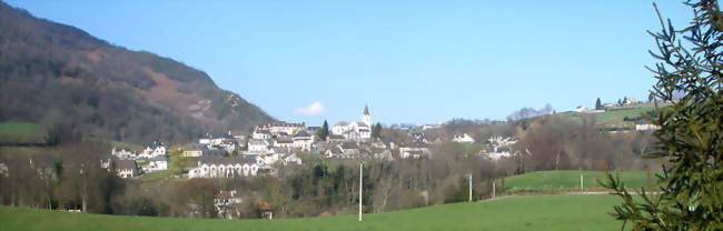 Arthez-d'Asson, vue depuis la rive droite de l'Ouzom - Arthez-d'Asson (64800) - Pyrénées-Atlantiques
