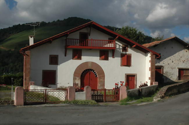 Maison basque de Basse-Navarre (tuiles rousses et pierres d'angle apparentes) - Ascarat (64220) - Pyrénées-Atlantiques