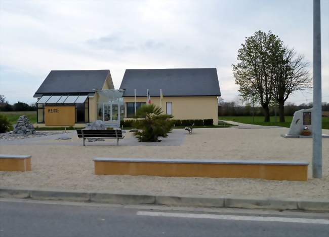 La mairie et le monument aux morts - Auriac (64450) - Pyrénées-Atlantiques