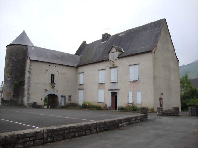 La mairie dans le château, coté cour - Aussurucq (64130) - Pyrénées-Atlantiques