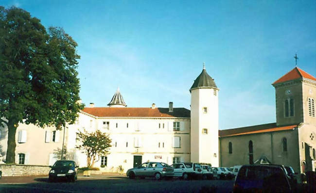 Léglise de l'Assomption de la Bienheureuse-Vierge-Marie et le château de Salha - Bardos (64520) - Pyrénées-Atlantiques