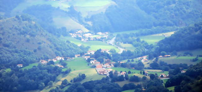 Vue générale du village de Bidarray depuis l'ouest - Bidarray (64780) - Pyrénées-Atlantiques