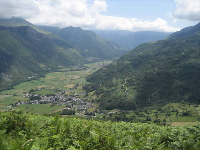 Vue générale de Bielle dans la vallée - Bielle (64260) - Pyrénées-Atlantiques