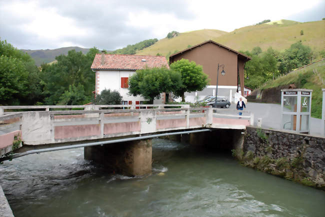 Pont sur la Nive de Béhérobie - Estérençuby (64220) - Pyrénées-Atlantiques