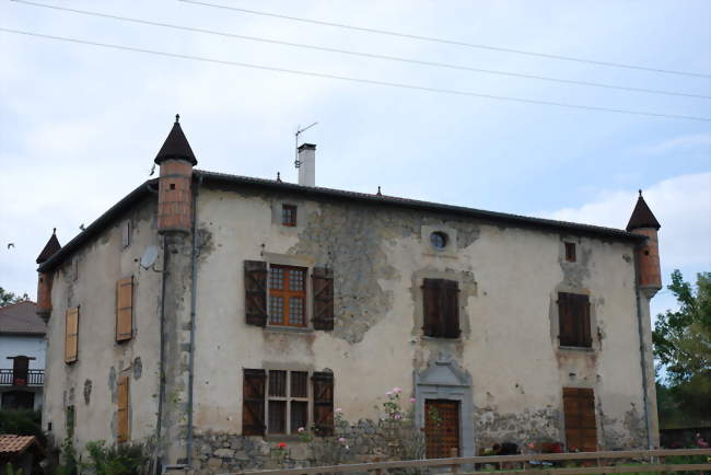 Manoir Elizabelar, avec ses échauguettes aux quatre coins du bâtiment - Iholdy (64640) - Pyrénées-Atlantiques