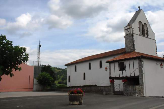 L'église Saint-Pierre et le fronton - Juxue (64120) - Pyrénées-Atlantiques