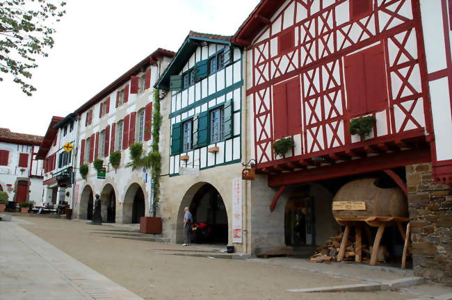 La place de la mairie - La Bastide-Clairence (64240) - Pyrénées-Atlantiques