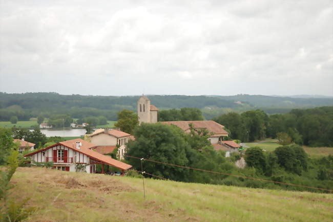 L'église paroissiale de l'Assomption-de-la-Bienheureuse-Vierge-Marie se détachant sur l'Adour - Lahonce (64990) - Pyrénées-Atlantiques
