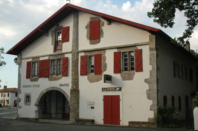 La mairie et la poste - Larressore (64480) - Pyrénées-Atlantiques