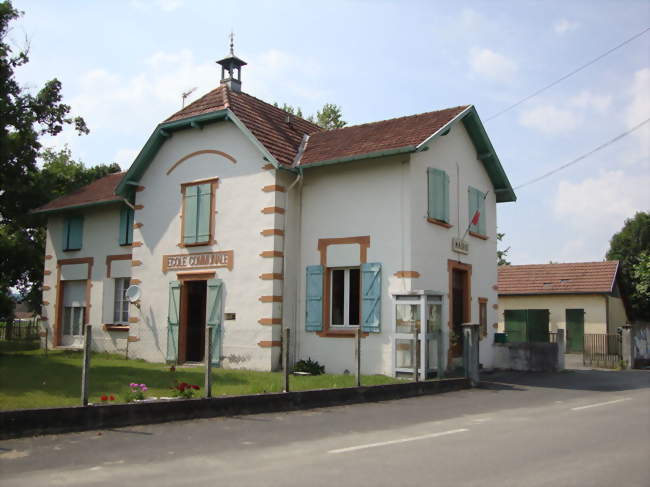 La mairie et lécole de Lichos - Lichos (64130) - Pyrénées-Atlantiques