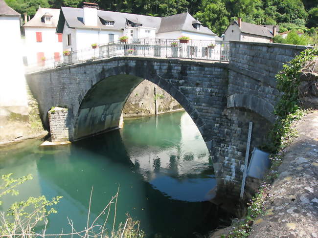 Pont des lamiñak sur la rivière Saison - Licq-Athérey (64560) - Pyrénées-Atlantiques