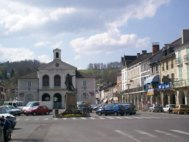 La place centrale de Nay - Nay (64800) - Pyrénées-Atlantiques