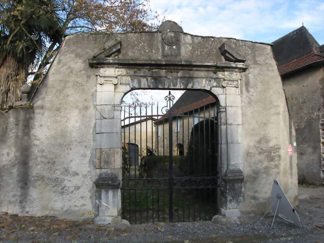 Le porche du château - Orin (64400) - Pyrénées-Atlantiques