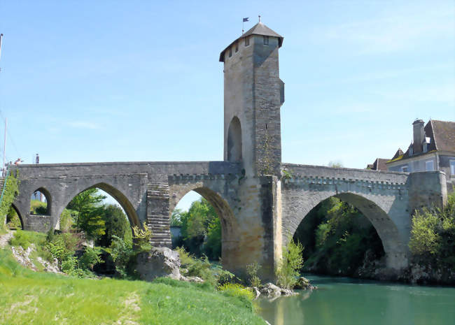 Vue d'ensemble du vieux pont - Orthez (64300) - Pyrénées-Atlantiques