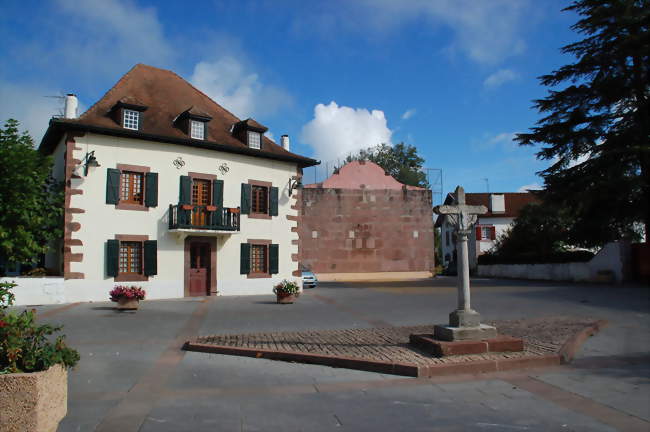 La place du village - Saint-Jean-le-Vieux (64220) - Pyrénées-Atlantiques