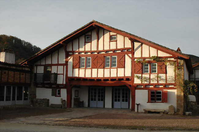 Quartier Ibarron, ferme du XVIIe siècle - Saint-Pée-sur-Nivelle (64310) - Pyrénées-Atlantiques