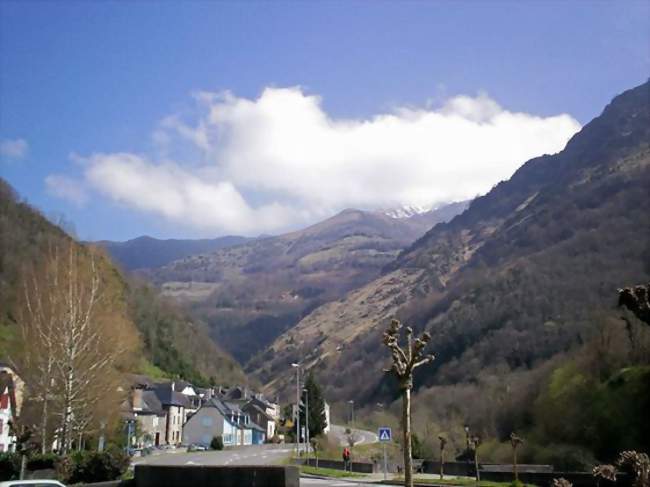 Sarrance se détachant sur la vallée d'Aspe - Sarrance (64490) - Pyrénées-Atlantiques