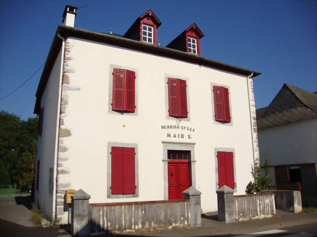 La mairie de Trois-Villes Le nom basque Herriko etchea (mairie) figure sur la façade - Trois-Villes (64470) - Pyrénées-Atlantiques