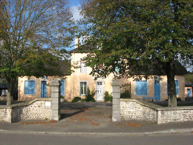 La mairie et lécole - Verdets (64400) - Pyrénées-Atlantiques