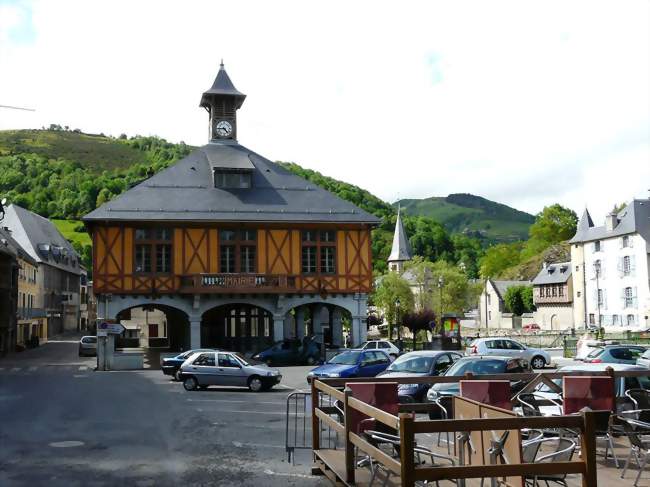 La place de la Mairie - Arreau (65240) - Hautes-Pyrénées