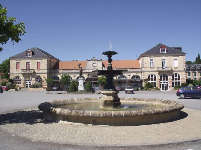Place de la Pourcaou - Castelnau-Magnoac (65230) - Hautes-Pyrénées