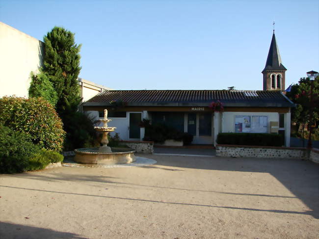 Place de la mairie, salle des fêtes (gauche) et église (fond) - Dours (65350) - Hautes-Pyrénées