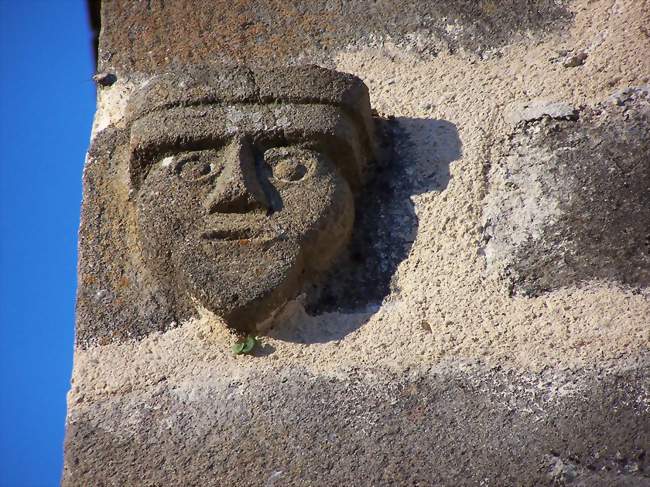 Détail du clocher de l'église (haut relief) - Escots (65130) - Hautes-Pyrénées