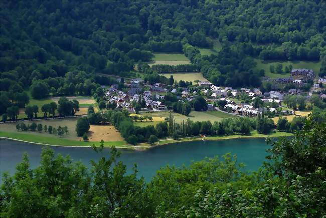 Le village de Génos au bord du lac de Génos-Loudenvielle - Génos (65240) - Hautes-Pyrénées