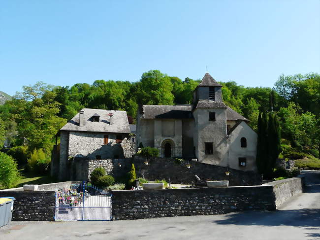 La place de l'église à Geu - Geu (65100) - Hautes-Pyrénées
