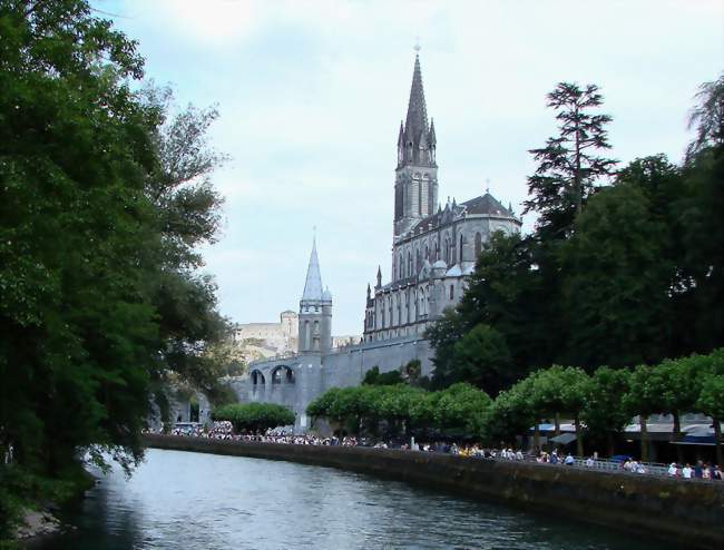 Pèlerinage de Lourdes en été avec vue des sanctuaires à droite, du château fort en fond et du gave de Pau - Lourdes (65100) - Hautes-Pyrénées