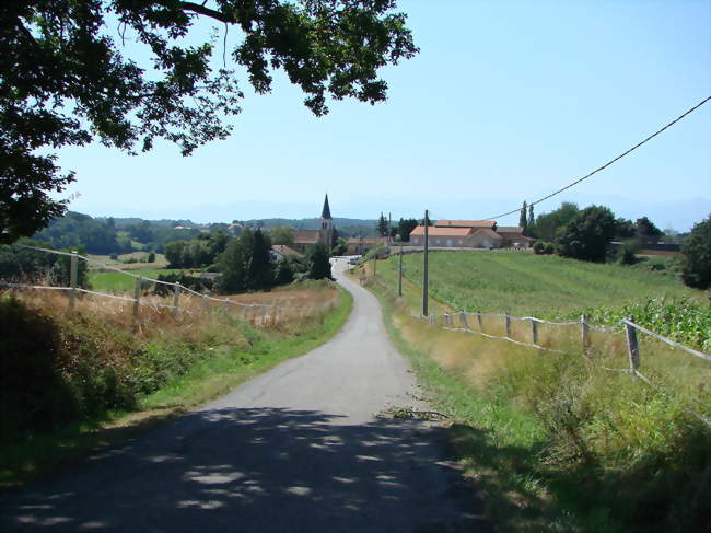 Entrée du village, église à gauche, école à droite - Oléac-Debat (65350) - Hautes-Pyrénées