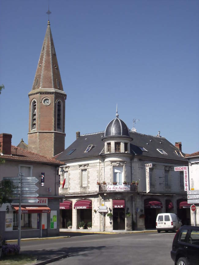 Clocher de l'église Saint-Louis et hôtel Le Richelieu - Rabastens-de-Bigorre (65140) - Hautes-Pyrénées