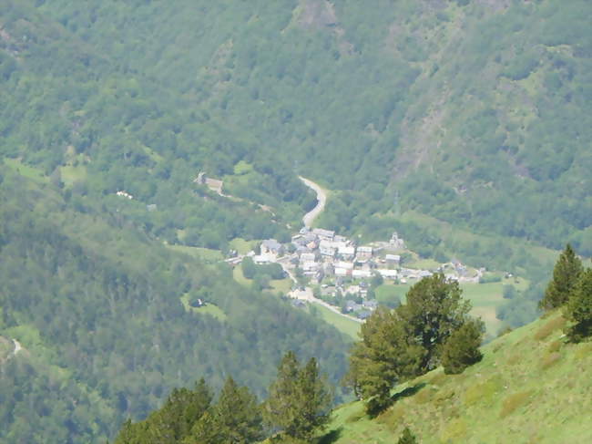Le village de Tramezaïgues vu depuis le cap de Laubère (2 200 mètres) - Tramezaïgues (65170) - Hautes-Pyrénées